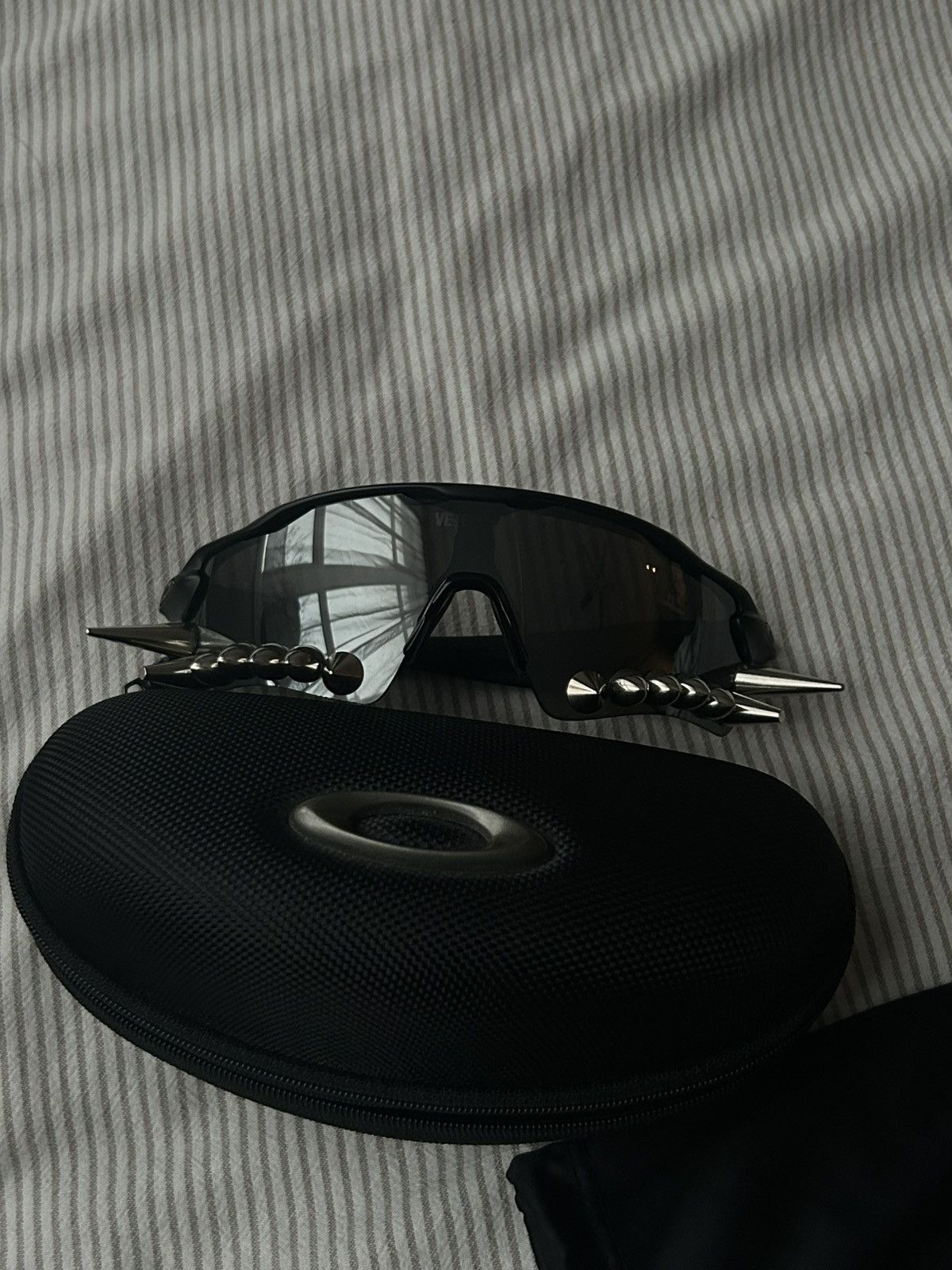 Oakley × Vetements Vetements x Oakley Runway 400 Spike Sunglasses Size ONE SIZE - 5 Thumbnail