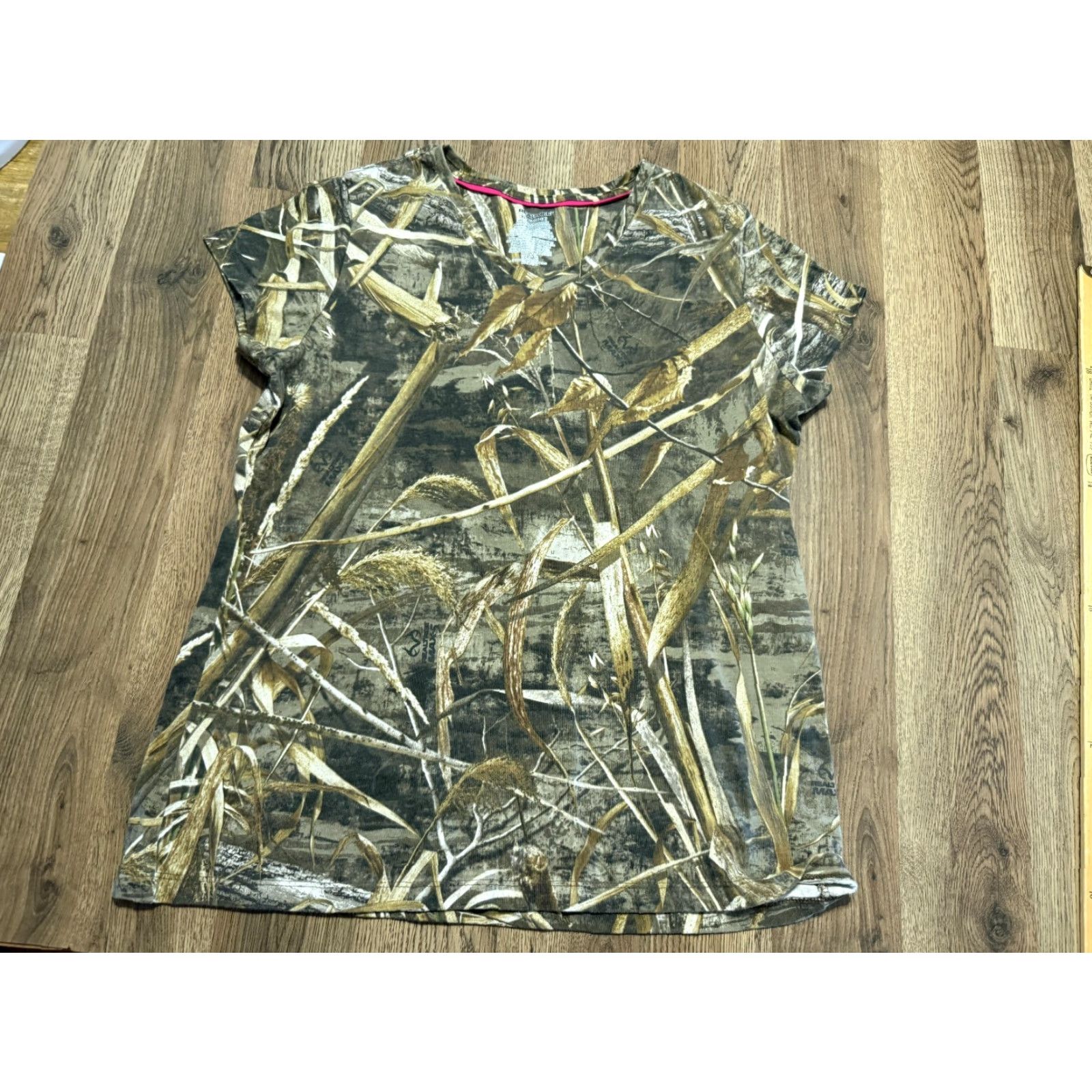 Realtree Realtree Shirt Women's XL V-Neck Camouflage Short Sleeve Knit Cotton Multicolor T-Shirt Casual Size XL / US 12-14 / IT 48-50 - 2 Thumbnail