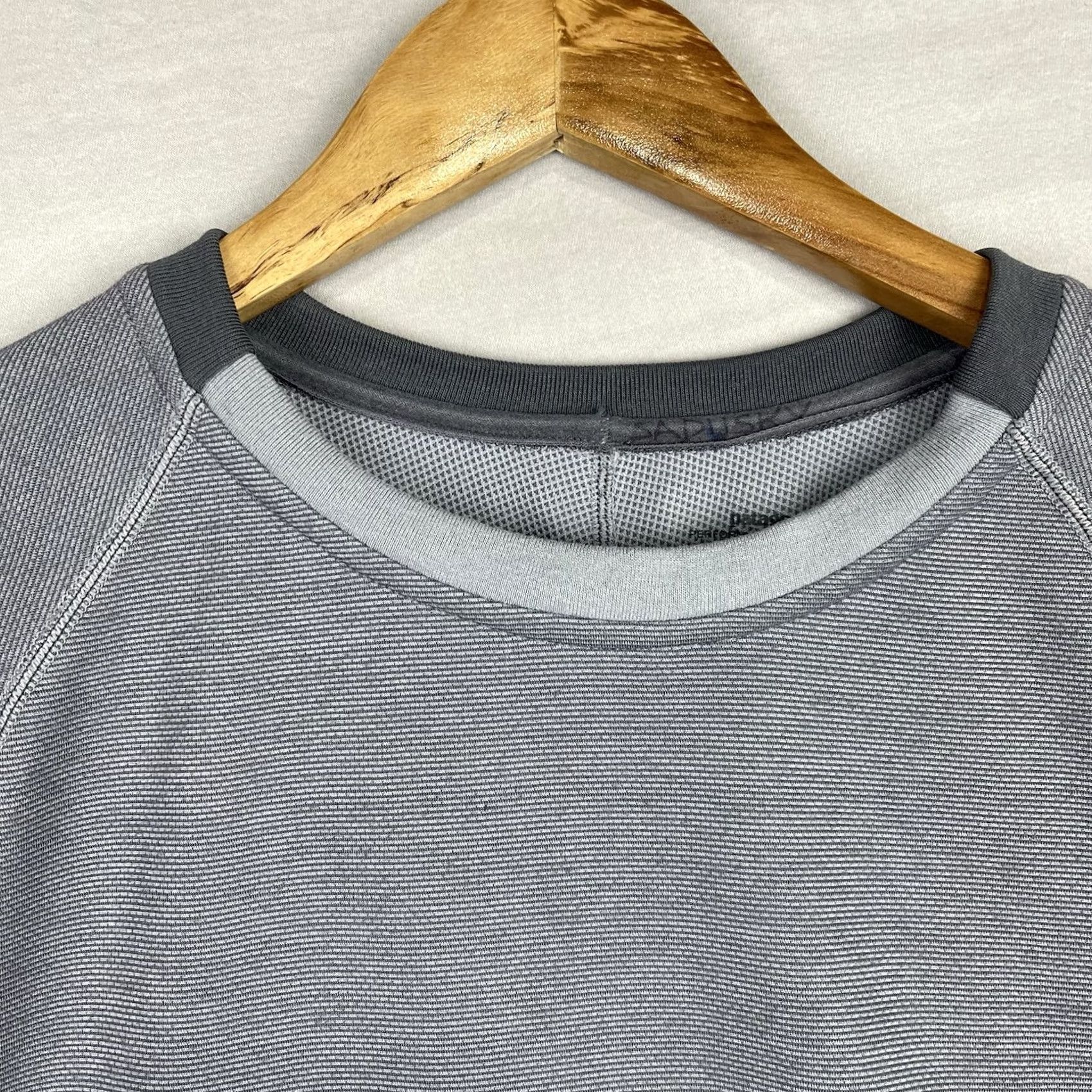 Patagonia Patagonia Shirt Mens L Gray Capilene Baselayer Performance Long Sleeve Pullover Casual Activewear Size US L / EU 52-54 / 3 - 6 Thumbnail