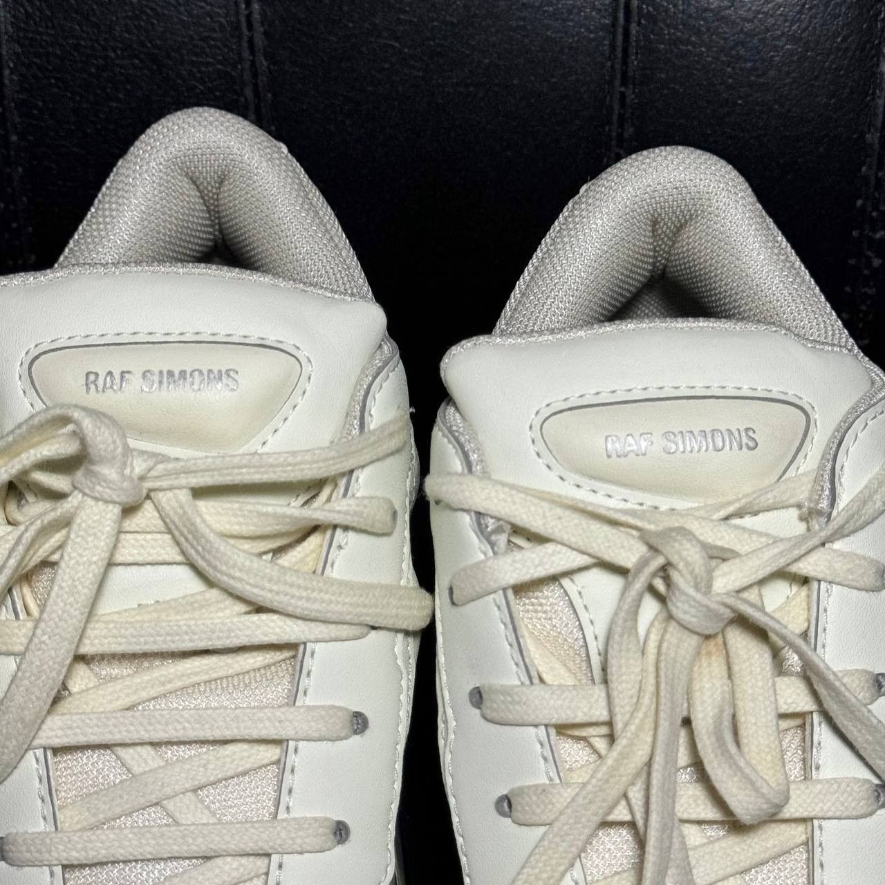 Adidas × Raf Simons 6us Adidas Raf Simons Ozweego Metalloc Cream White Size US 6 / IT 36 - 8 Thumbnail