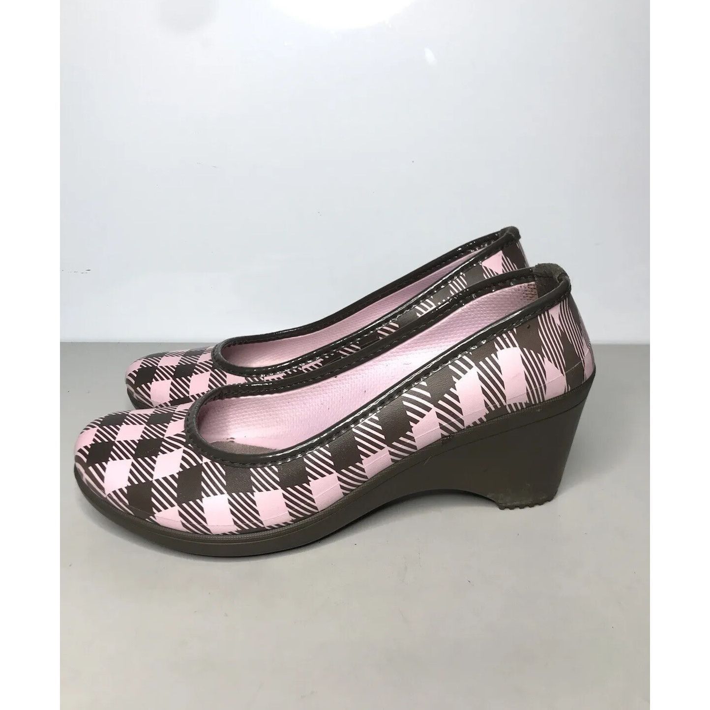 Crocs Crocs Pink Brown Plaid Rubber SlipOn Pump Casual Wedge Shoes Size US 9 / IT 39 - 18 Thumbnail