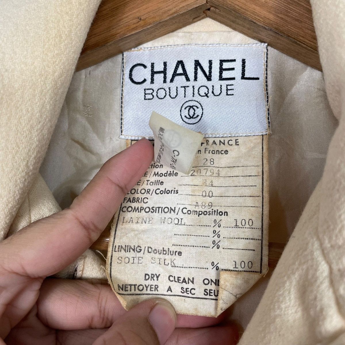 Chanel Vintage Chanel Boutique Light Brown Jacket Size XS / US 0-2 / IT 36-38 - 18 Thumbnail