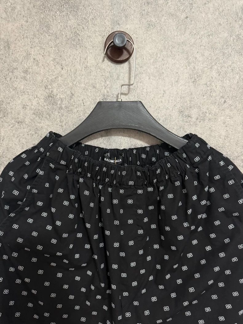 Other Balenciaga size 46 Casual pants and shorts with full logo Size US 30 / EU 46 - 2 Thumbnail