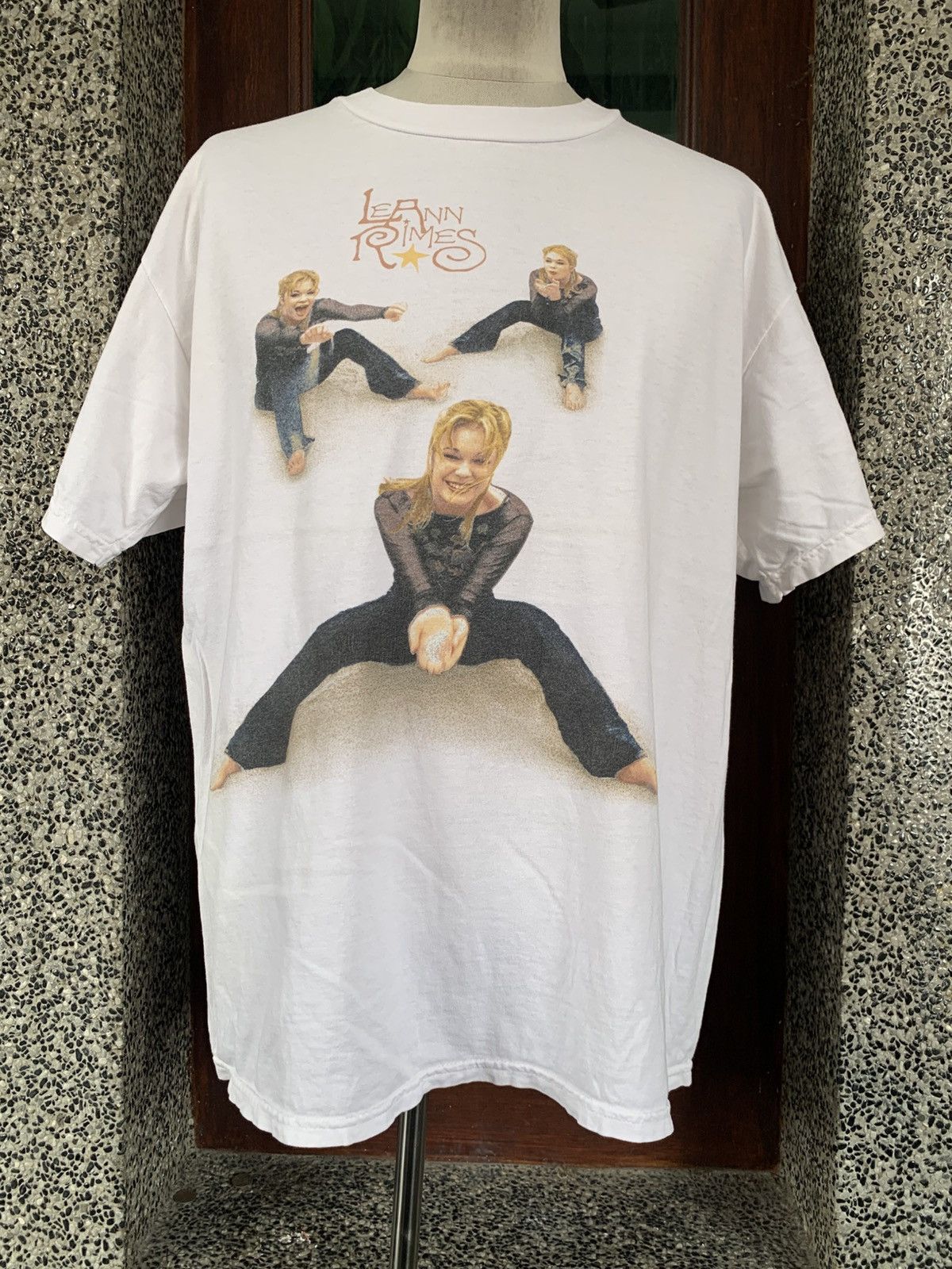 Vintage Vintage 90s Leann Rimes American Singer Tour T shirt Size US L / EU 52-54 / 3 - 1 Thumbnail