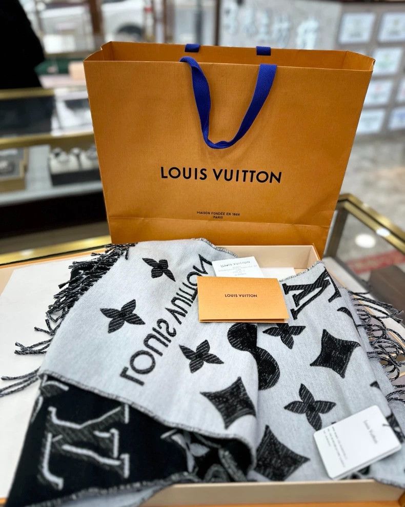 Louis Vuitton Louis Vuitton Black Grey Gold Thread Reversible Wool Scarf Size ONE SIZE - 1 Thumbnail