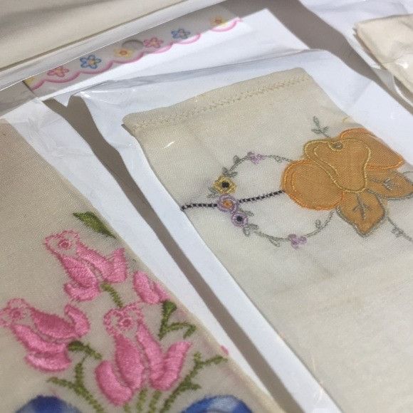 Vintage Vintage lot of six handkerchief, napkins & Scarves Size ONE SIZE - 7 Thumbnail