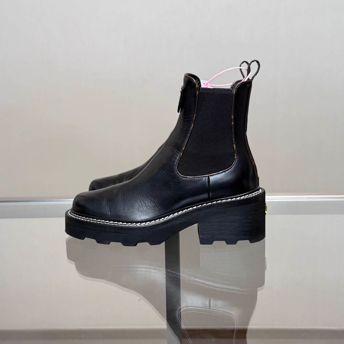 Louis Vuitton LV Monogram handle Chelsea boots women's 36 Size US 5 / IT 35 - 5 Thumbnail