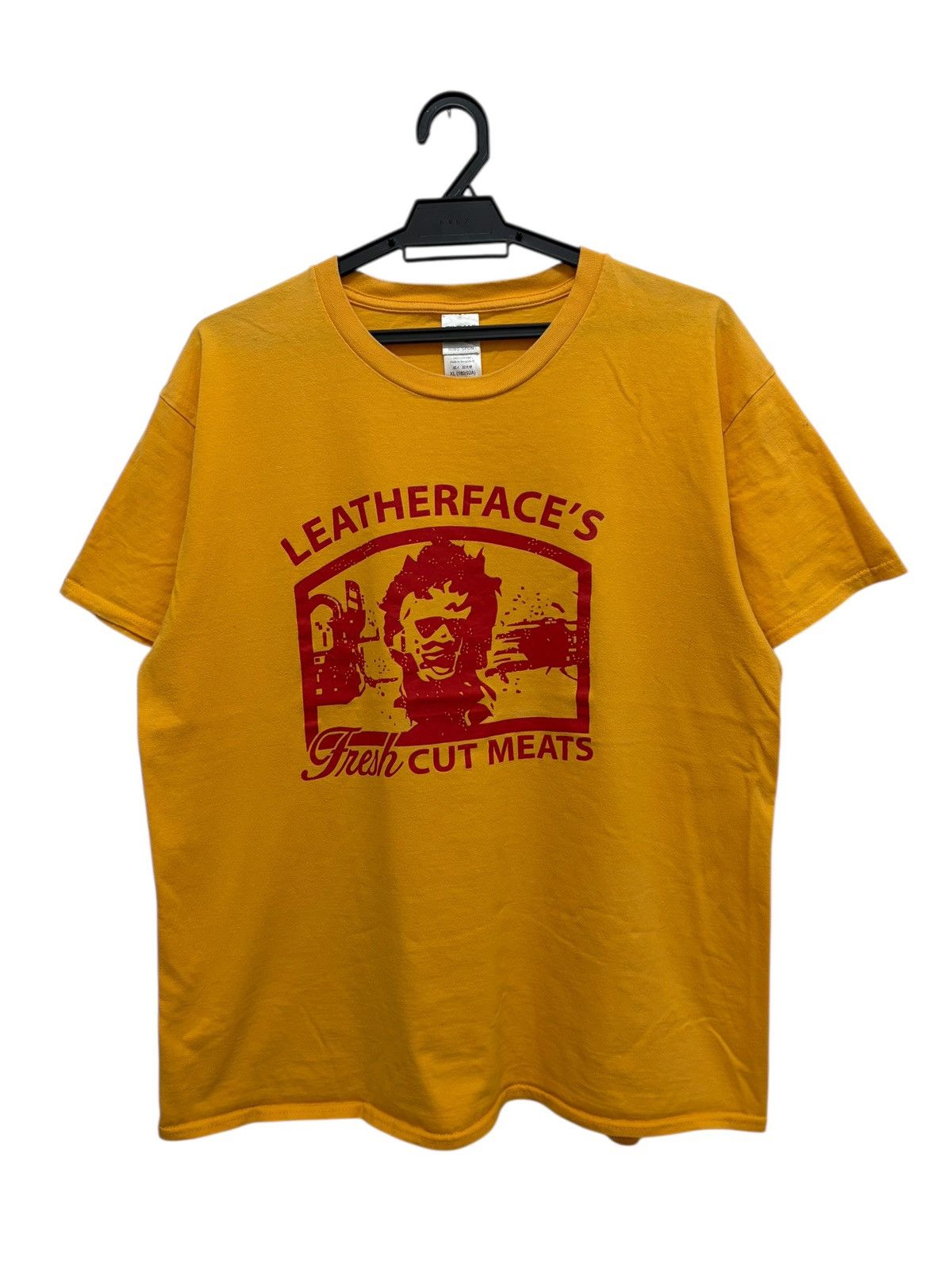 Gildan LEATHERFACE’S FRESH CUT MEATS CULT HORROR MOVIE GRAPHIC TEE Size US XL / EU 56 / 4 - 1 Thumbnail