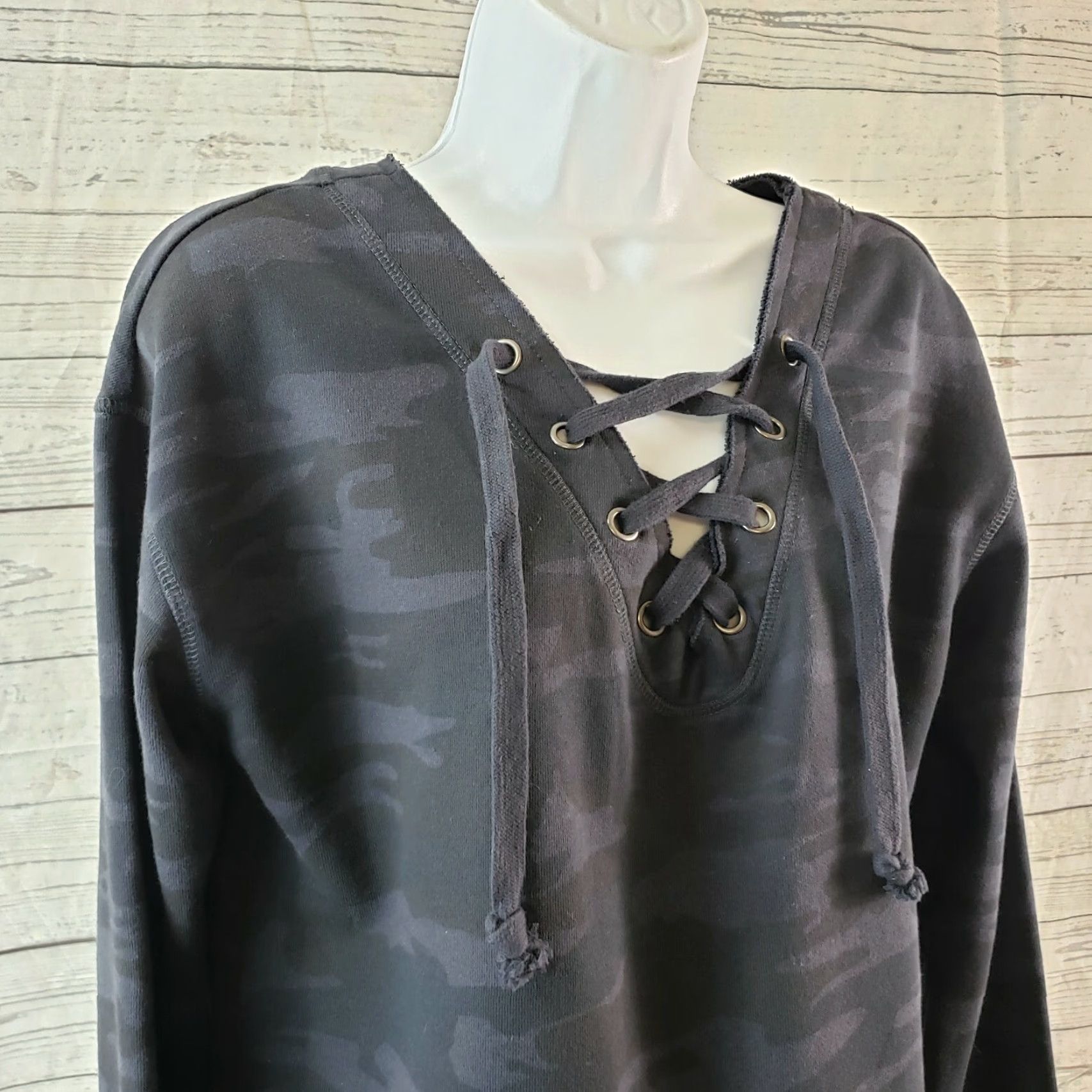 Sanctuary Sanctuary Womens Sweatshirt Size Small Black Blue Camo Long Sleeve Lace Up Pullover Shirt Womens Vintage: No (adjust to rules) Size S / US 4 / IT 40 - 2 Thumbnail