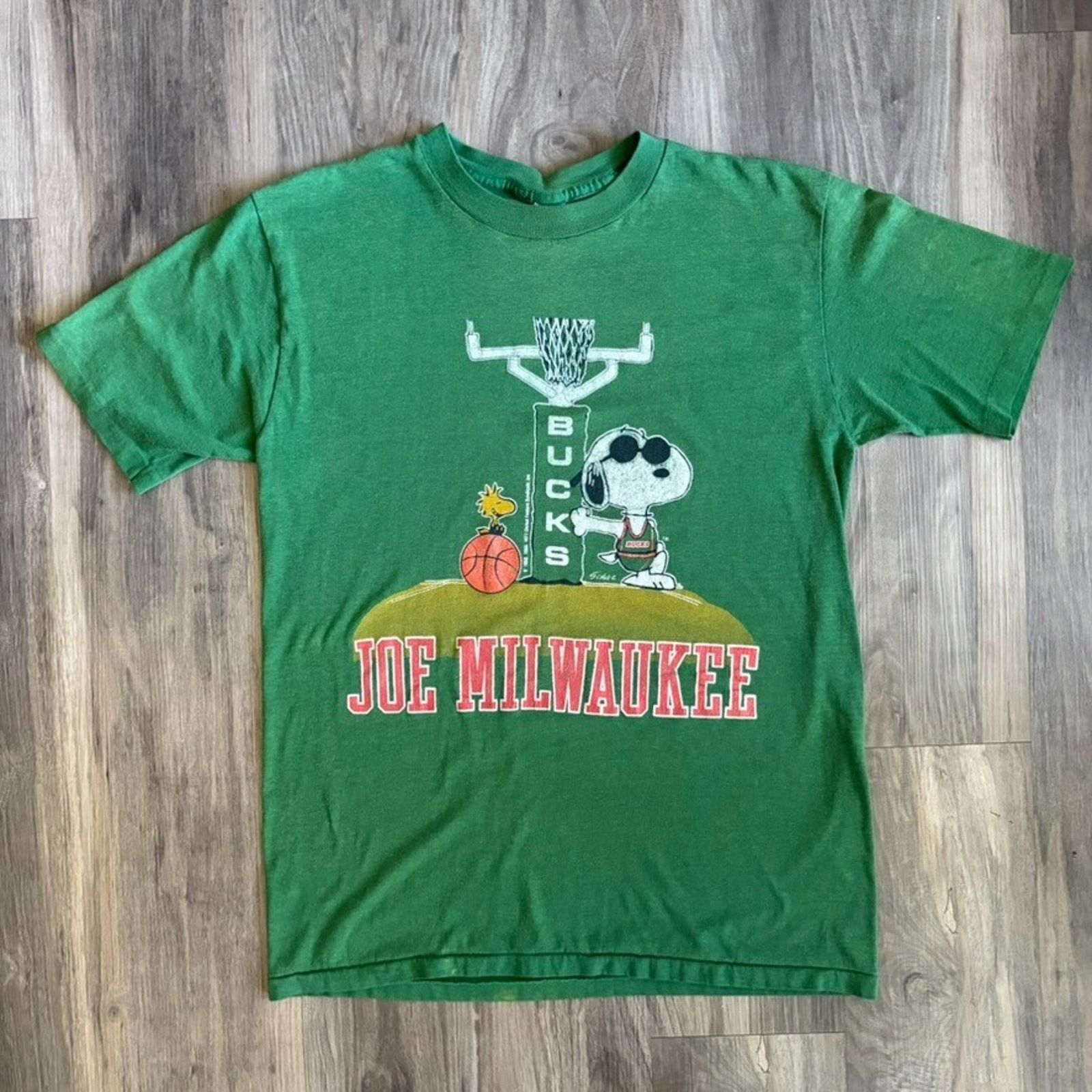Vintage Vintage Milwaukee Bucks NBA Basketball Snoopy T-Shirt Size M Size US M / EU 48-50 / 2 - 1 Thumbnail