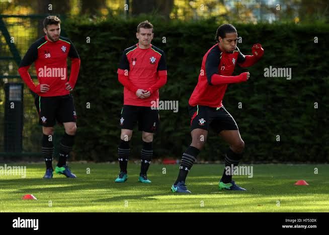 Under Armour 2016-2017 SOUTHAMPTON TRAINING SHIRT Size US S / EU 44-46 / 1 - 4 Thumbnail
