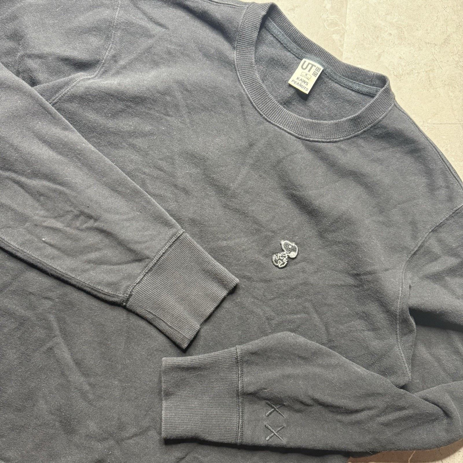 Uniqlo Uniqlo KAWS Peanuts Snoopy Sweatshirt Men’s Medium Black UT Size US M / EU 48-50 / 2 - 1 Thumbnail