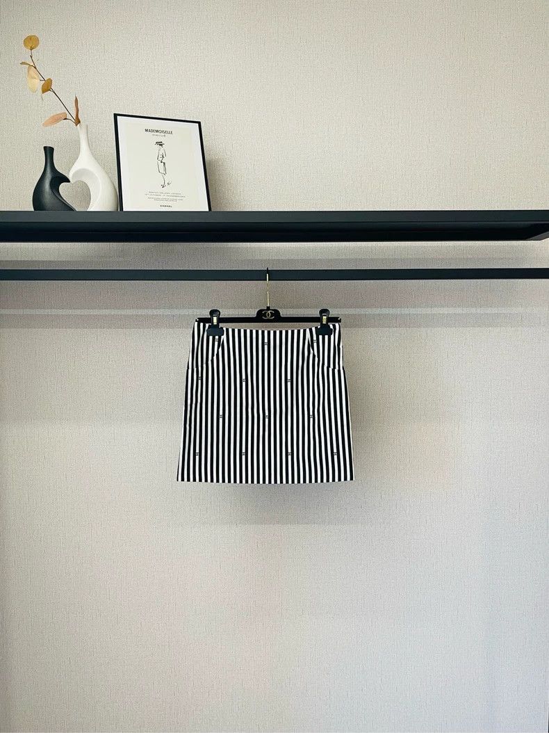 Chanel Chanel Beach black and white striped hot diamond skirt 2504 Size 24" / US 00 / IT 34 - 1 Thumbnail