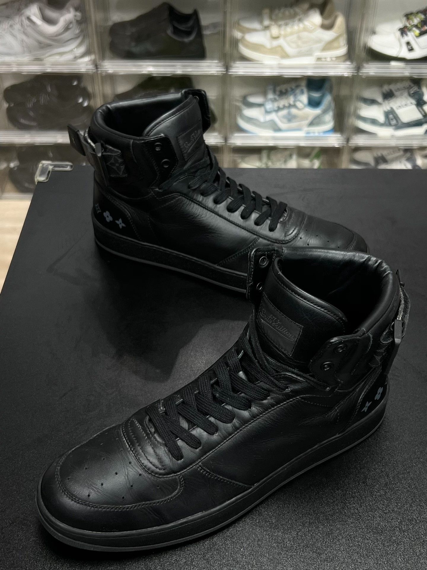 Louis Vuitton Louis Vuitton Black Lowtop Sneakers 9 Men Size US 9 / EU 42 - 1 Thumbnail