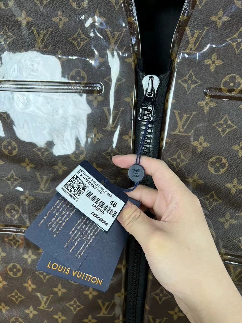 Louis Vuitton Louis Vuitton Inflatable Vest with Monogram-2506 Size US M / EU 48-50 / 2 - 5 Thumbnail