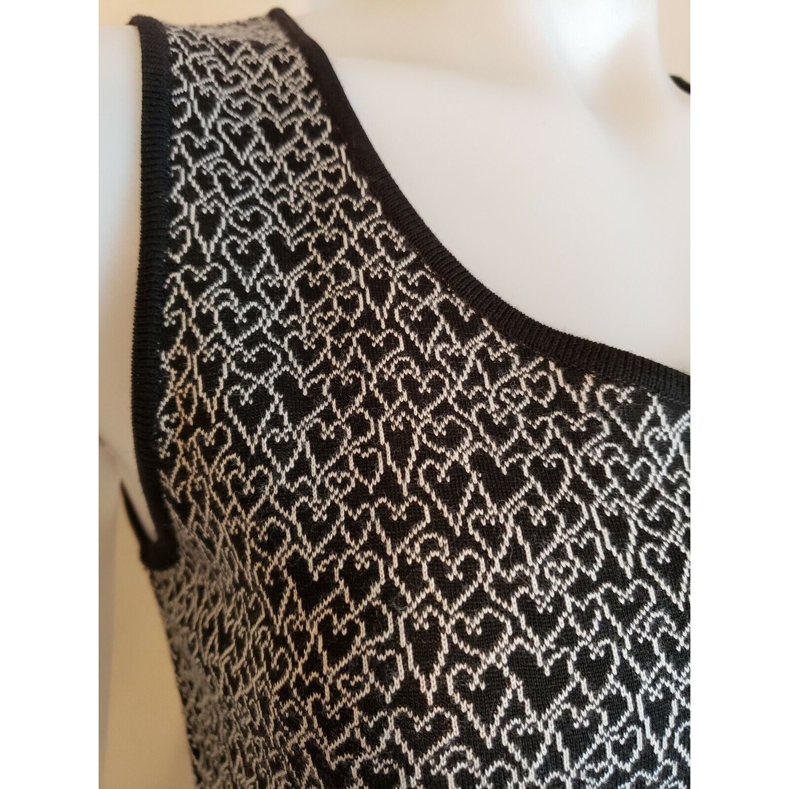 St. John St John Cashmere Blend Sweater Womens Sz Petite P Black Hear Size XS / US 0-2 / IT 36-38 - 2 Thumbnail