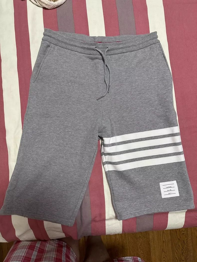 Thom Browne Thom Browne size4 Classic striped shorts in grey Size US 29 - 1 Thumbnail