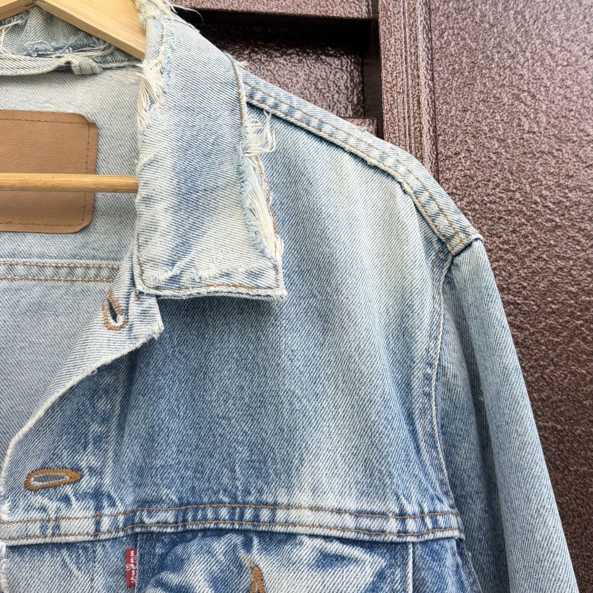 Levi's Vintage Levi’s Distressed Denim Light Wash Grunge Trucker Size US L / EU 52-54 / 3 - 6 Thumbnail