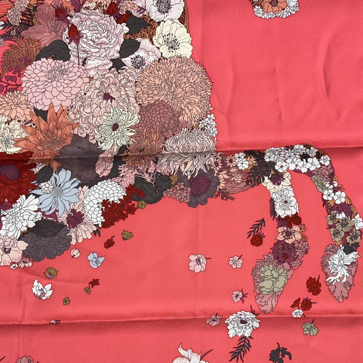 Hermes NEW HERMÈS ROBE LÉGÈRE SILK CORAL FLORAL HORSE SCARF Size ONE SIZE - 3 Thumbnail