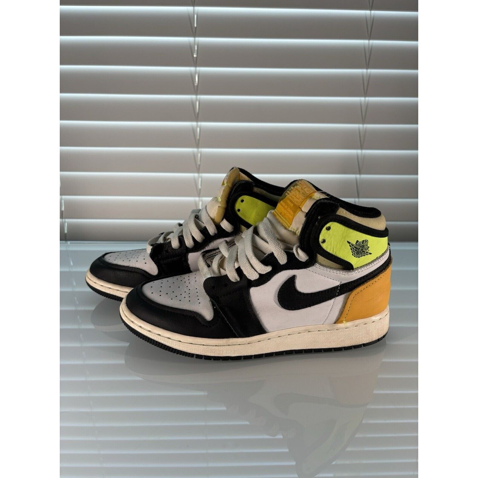 Nike Nike Air Jordan High Og Volt Gold Size US 5 / EU 37 - 1 Thumbnail