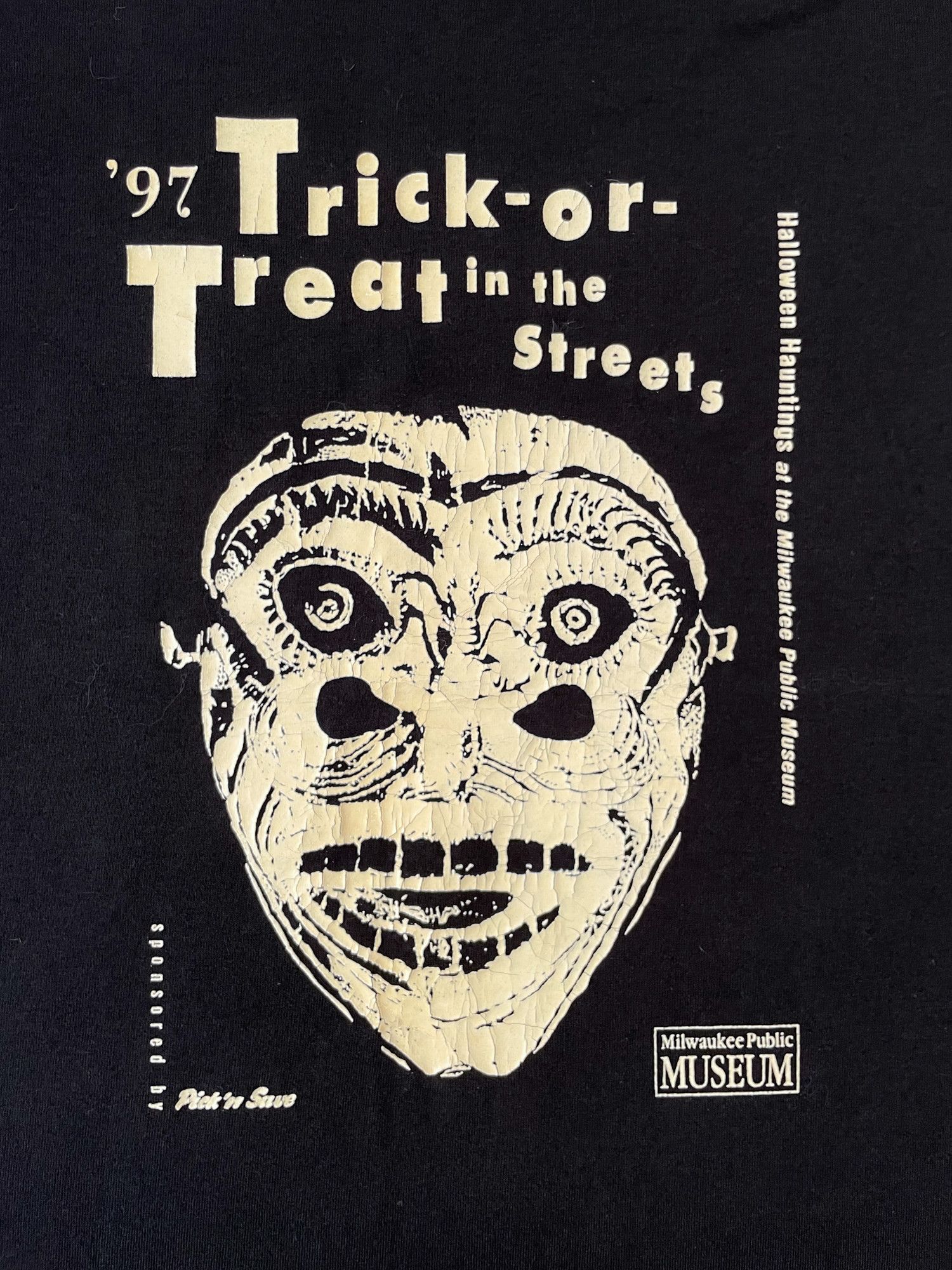 Fruit Of The Loom × Vintage 1997 Trick or Treat in the Streets Milwaukee Museum T-Shirt Size US XL / EU 56 / 4 - 1 Thumbnail