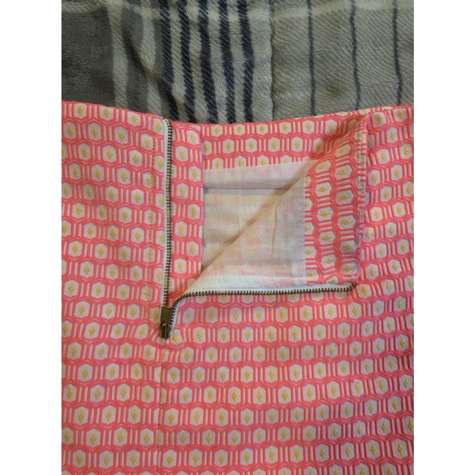 Lilly Pulitzer Lilly Pulitzer Tate Mini Skirt Hotty Pink Geo Jacquard Lined Women's Size 2 Pink Mini Skirt Casual Party/Cocktail Summer Spring Fall 2 Womens Size 26" / US 2 / IT 38 - 5 Thumbnail