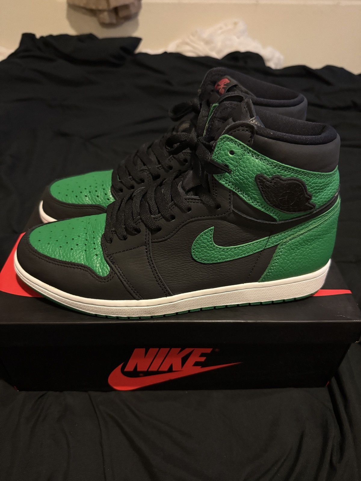 Jordan Brand 2020 Air Jordan 1 Retro High OG 'Pine Green 2.0' Size US 11.5 / EU 44-45 - 4 Thumbnail