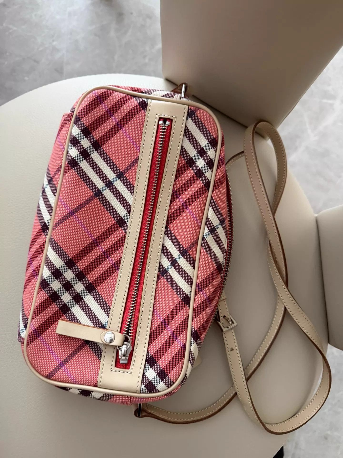 Burberry Burberry Authentic Camera Bag Good Condition Size ONE SIZE - 1 Thumbnail