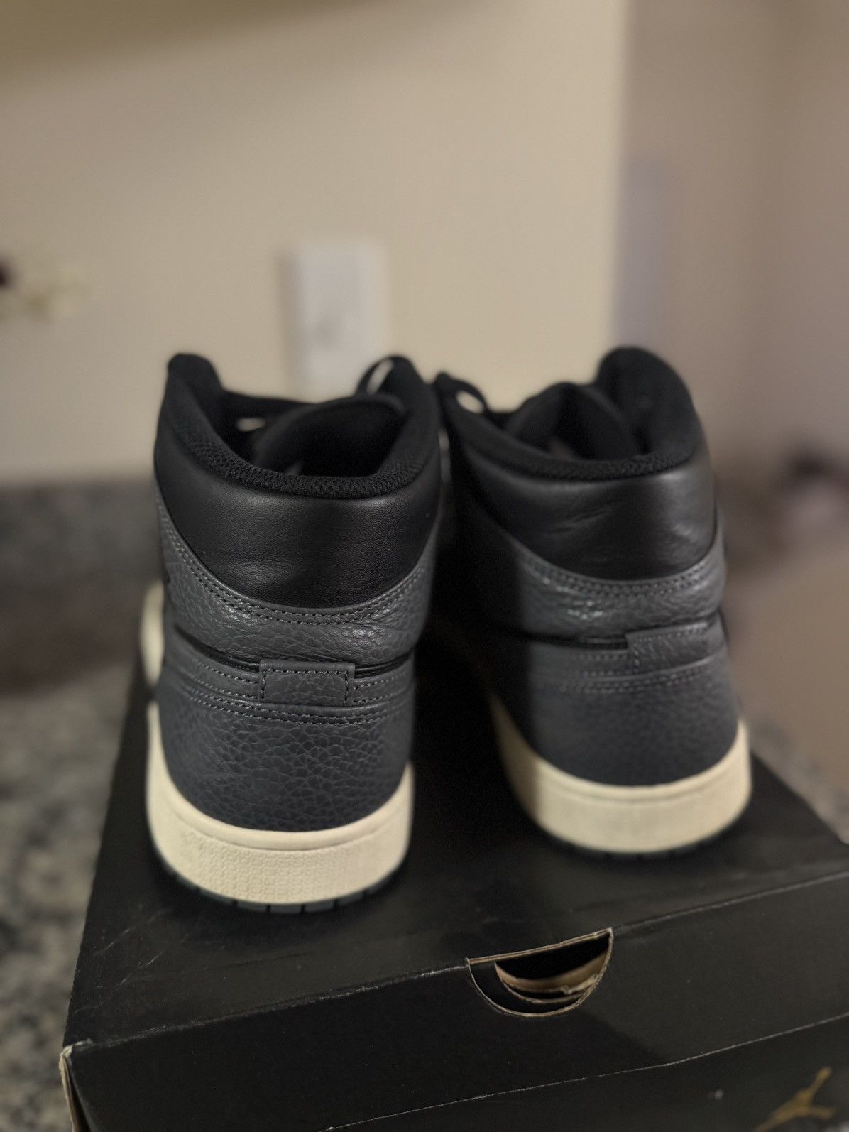 Jordan Brand × Nike Jordan 1 Mid Dark Grey 2018 554724-041 Size 10.5 OG RARE Size US 10.5 / EU 43-44 - 7 Thumbnail