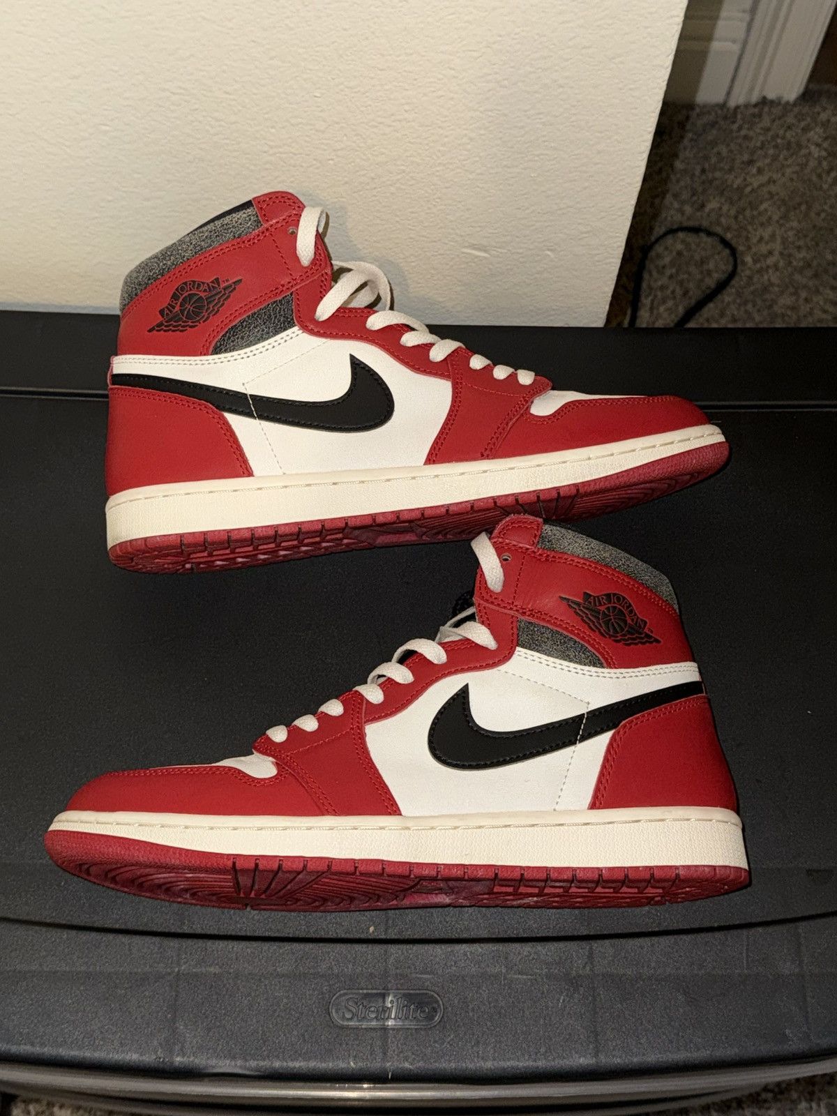 Jordan Brand Jordan 1 Chicago Lost and Found Size US 11 / EU 44 - 1 Thumbnail