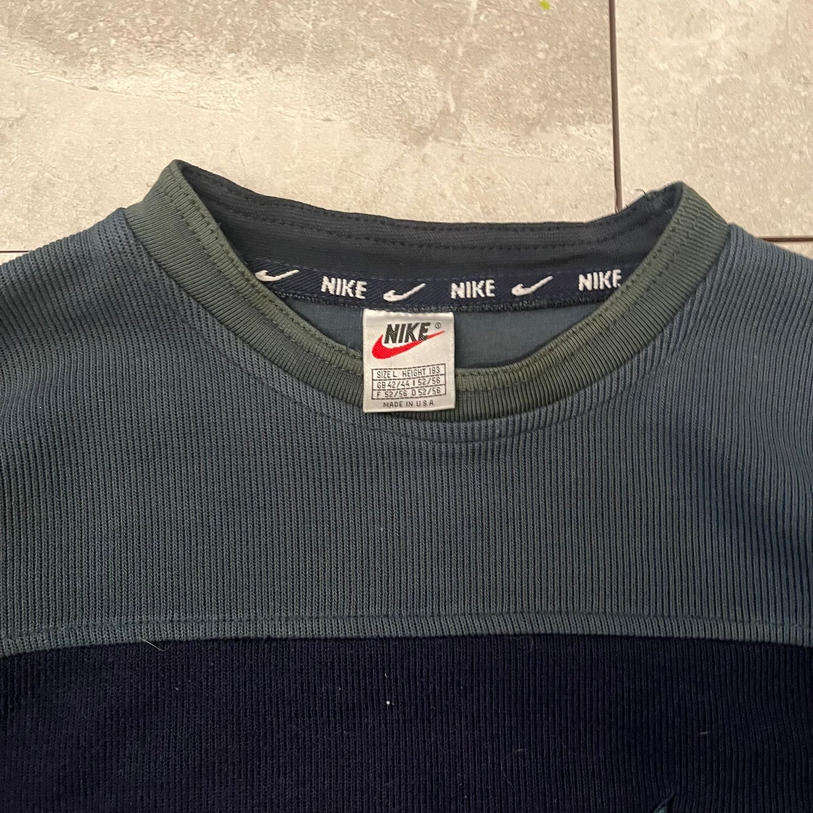 Nike Vintage Nike Vintage Two-Tone Sweatshirt – Size L Size US L / EU 52-54 / 3 - 2 Thumbnail