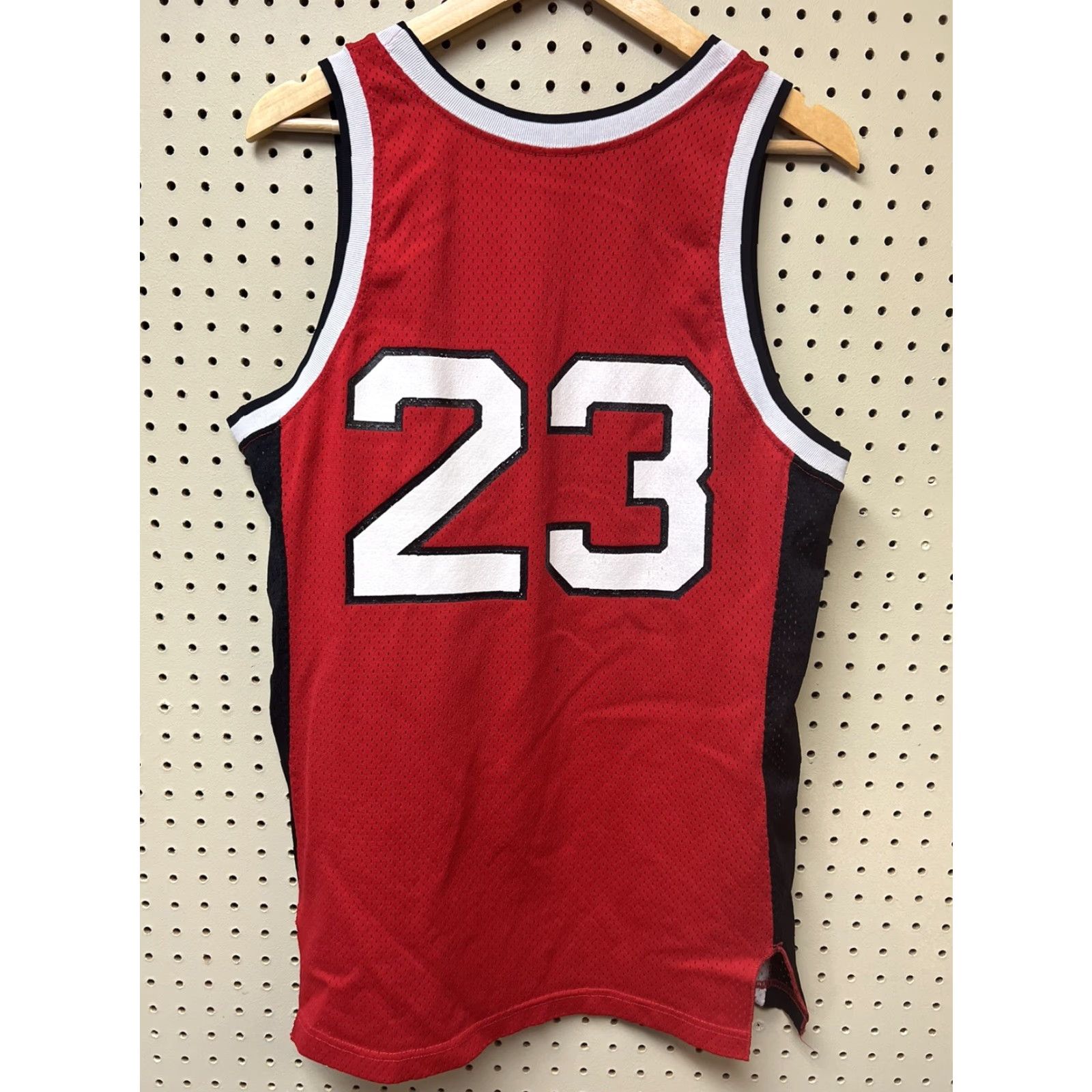 Champion VINTAGE Champion USA Made Red Basketball Jersey #23 College High School L Mens Tank Sleeveless Jersey Basketball Boys Girls Size US L / EU 52-54 / 3 - 2 Thumbnail