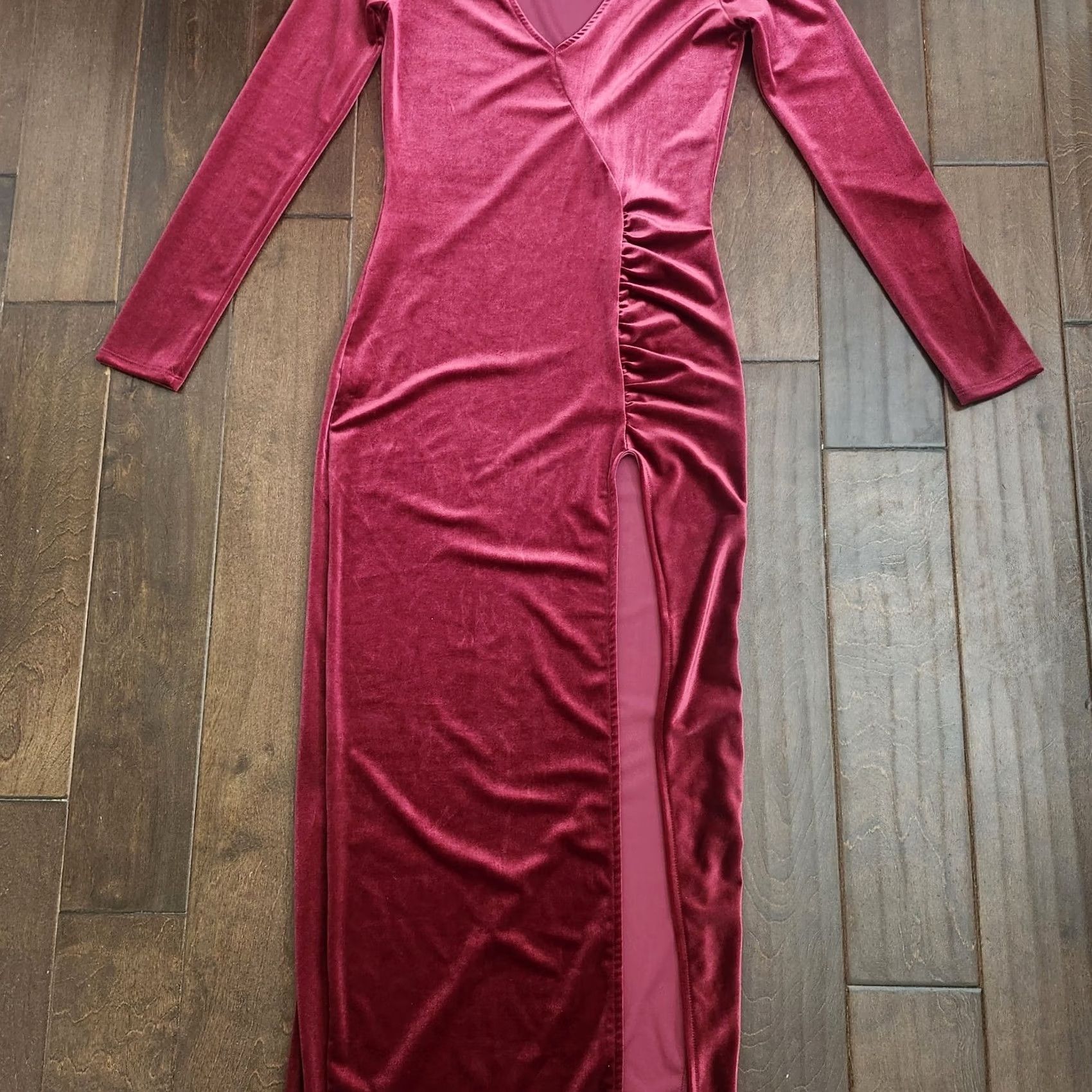 Fashion Nova Fashion Nova Burgundy Velvet Maxi Dress M Ruched Slit Dress Woman Long Sleeve Party Cocktail Formal Wedding Travel Red Pattern Solid Vintage No N/A Size M / US 6-8 / IT 42-44 - 4 Thumbnail