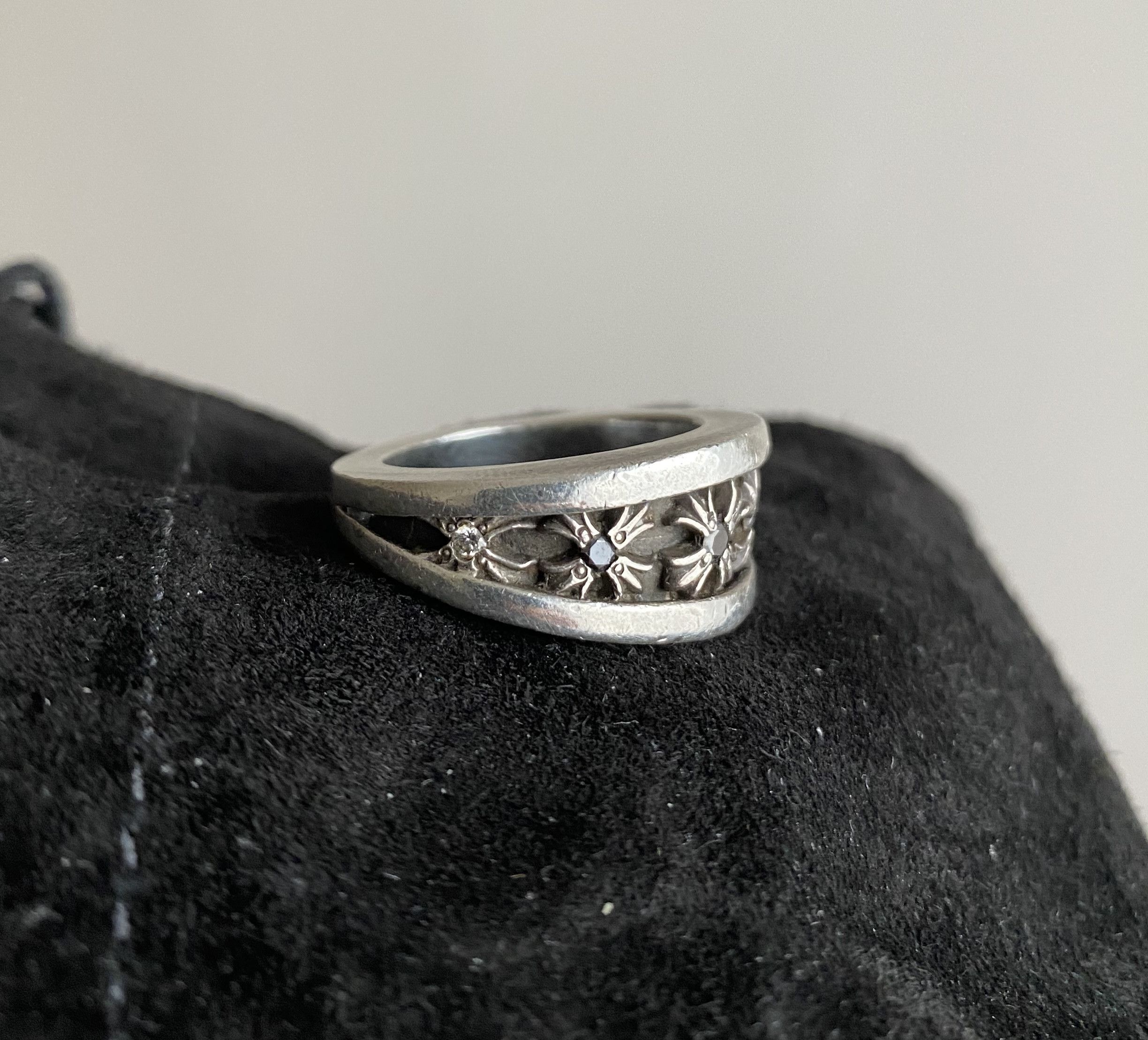 Chrome Hearts Chrome Hearts Ring Narrow V Band Ring with Black Diamonds Size ONE SIZE - 8 Thumbnail