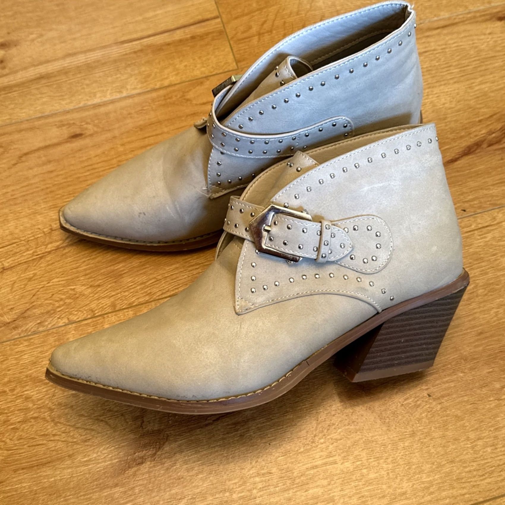 Vintage VINTAGE Seven7 Dallas Studded Western Ankle Booties Cream Size 9 Buckle Silver Pointed Women Shoes Size US 9 / IT 39 - 2 Thumbnail
