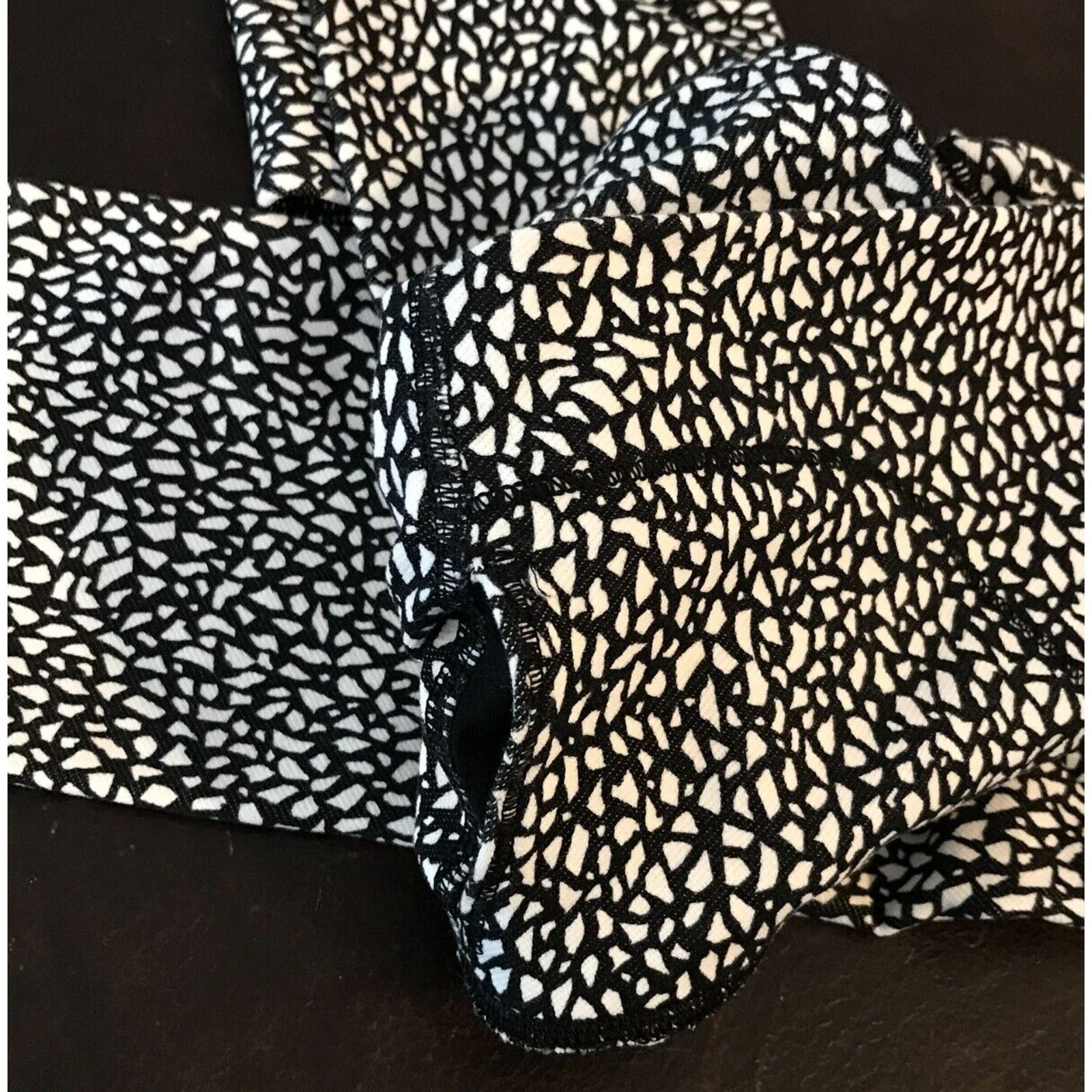 Lululemon Lululemon Wunder Under Crop Hi Rise Miss Mosaic Black/White Size 28" / US 6 / IT 42 - 8 Thumbnail