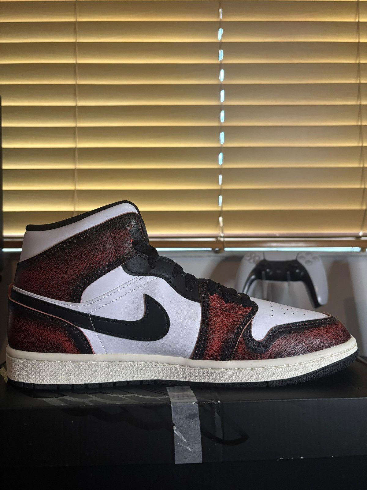 Jordan Brand Air Jordan 1 Mid SE 'Wear-Away' Size US 11 / EU 44 - 9 Thumbnail