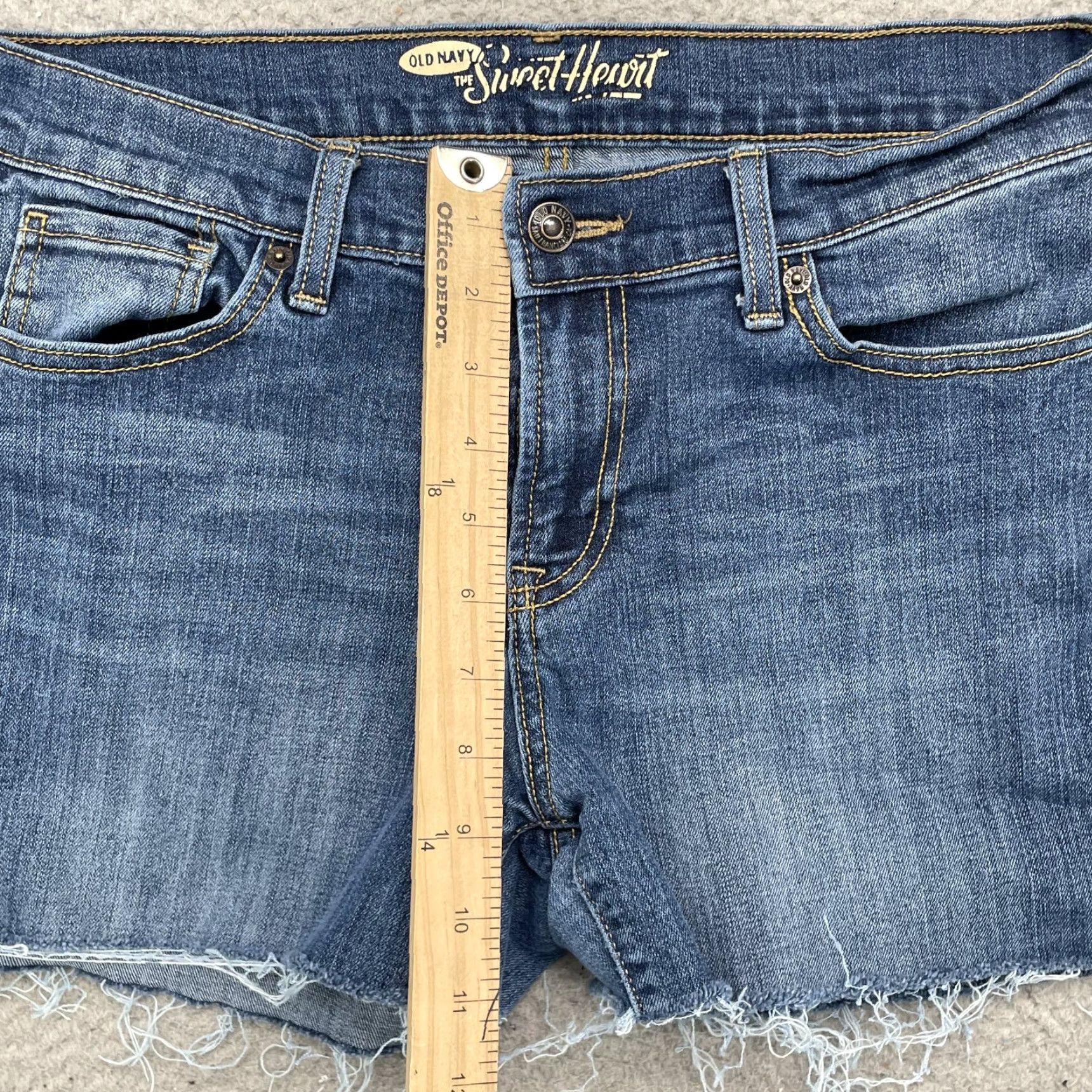 Old Navy Old Navy Jean Short Women 32* Raw Hem Y2K Rodeo Retro Daisy 90s Classic Academia Shirt Womens Denim Distressed Frayed 90s y2k cowboy skater surf Size 24" / US 00 / IT 34 - 4 Thumbnail
