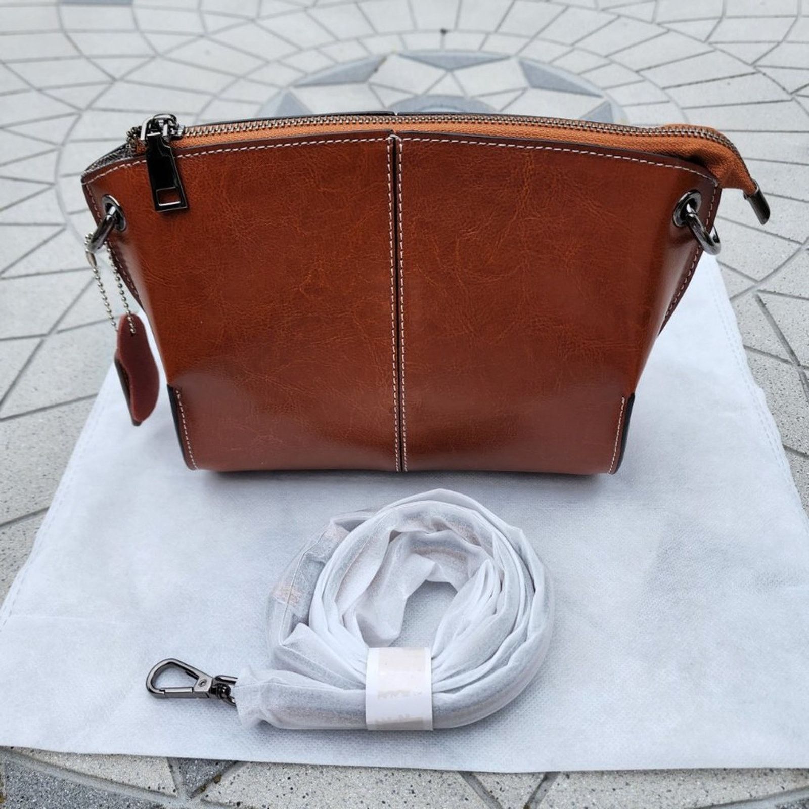 Designer MDBM Chatou Structured Minimalist Leather Crossbody Bag Size ONE SIZE - 8 Thumbnail