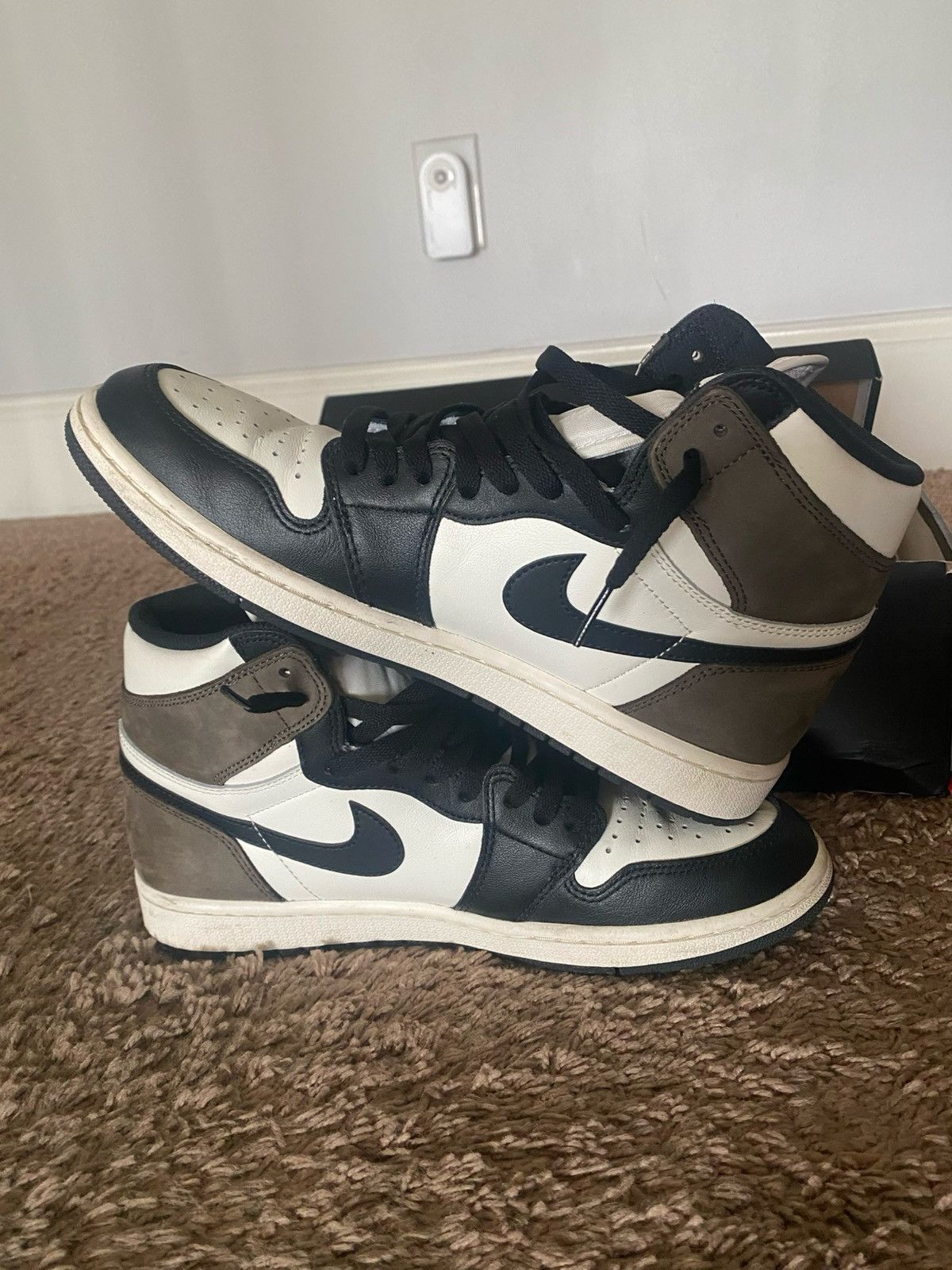 Jordan Brand Air Jordan 1 Retro High OG Dark Mocha Size US 10.5 / EU 43-44 - 4 Thumbnail
