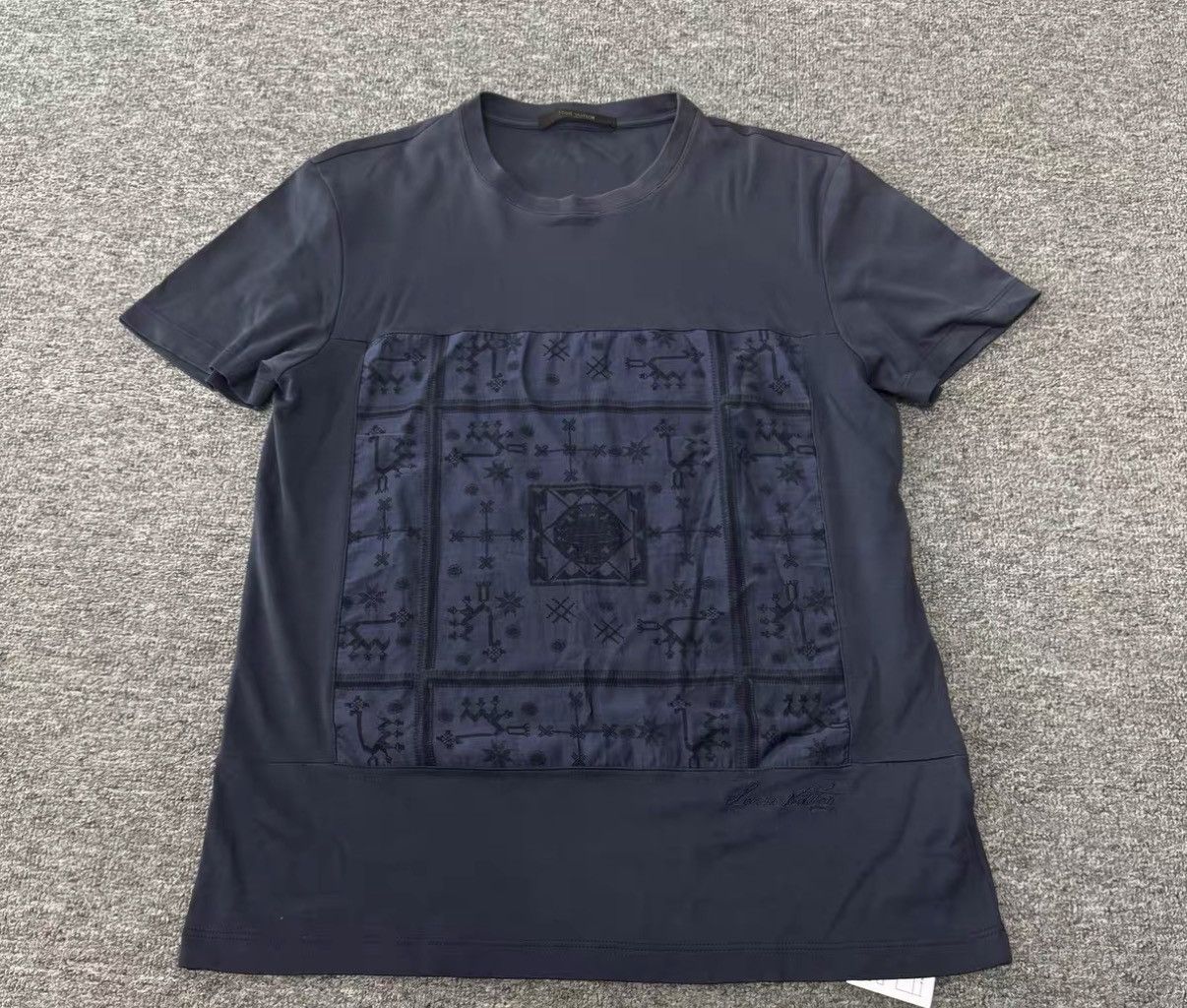 Louis Vuitton Louis Vuitton Patch T-Shirt J16 Size US S / EU 44-46 / 1 - 1 Thumbnail