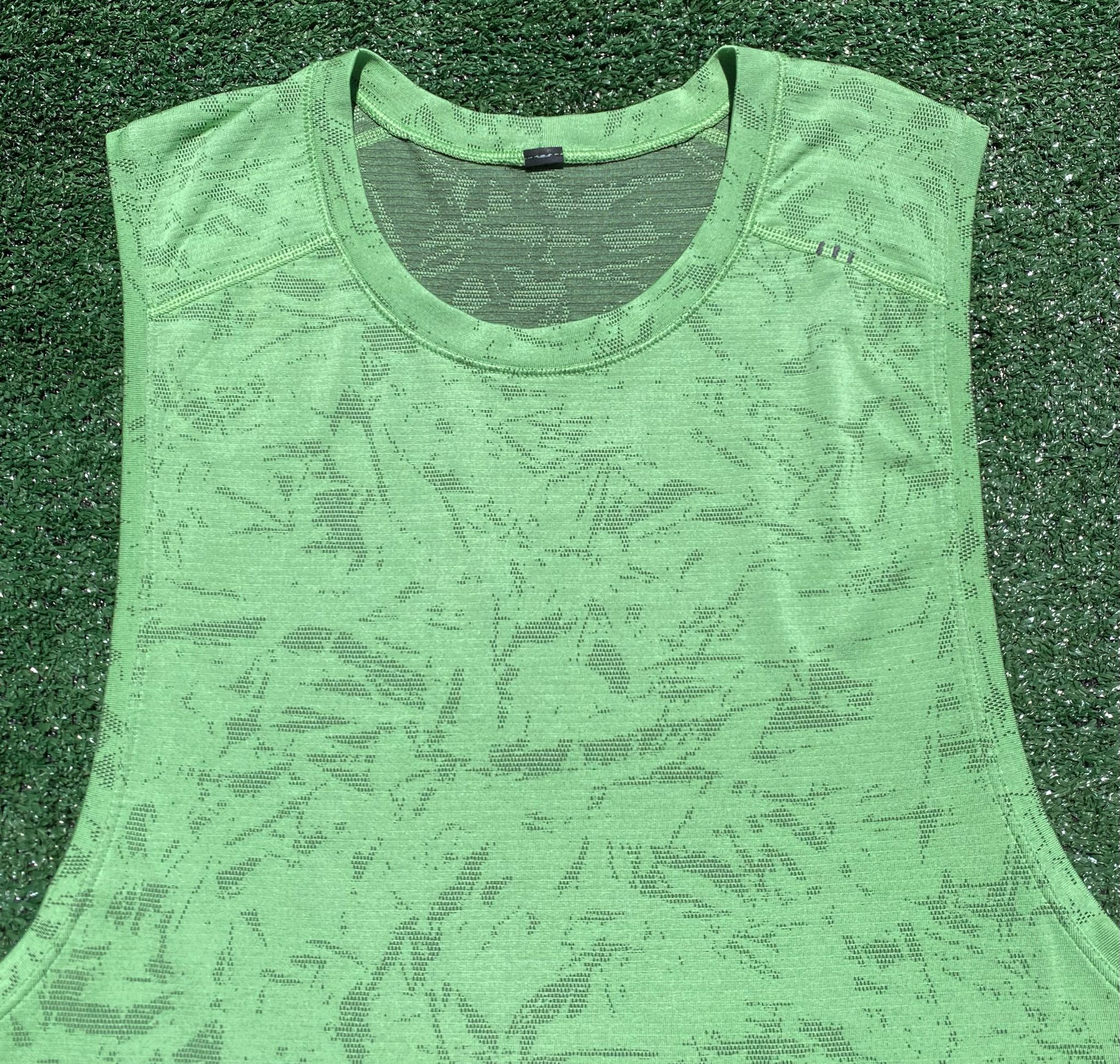 Lululemon Lululemon Metal Vent Neon Green Patterned Tank Top Small Size US S / EU 44-46 / 1 - 2 Thumbnail