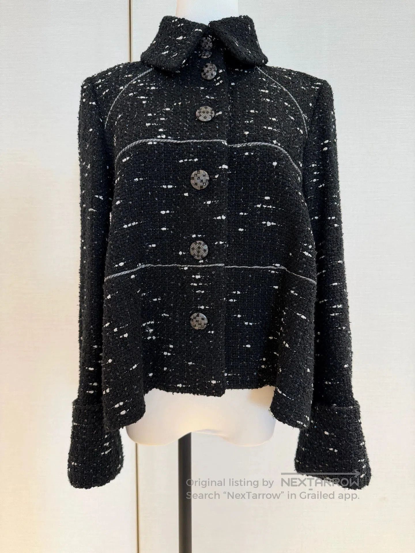 Chanel Chanel Black White Tweed Jacket 38. Size US S / EU 44-46 / 1 - 1 Thumbnail