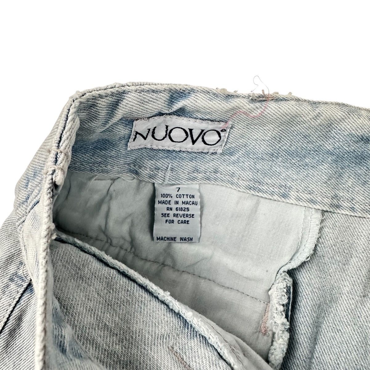 Vintage Vintage Nuovo Light Wash Denim Shorts Juniors Size 7 Size 27" / US 4 / IT 40 - 3 Thumbnail