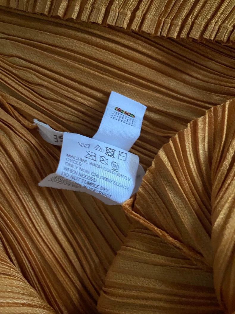 Issey Miyake Issey Miyake size:one size Yellow pleated irregular-shaped Size 22" - 6 Thumbnail