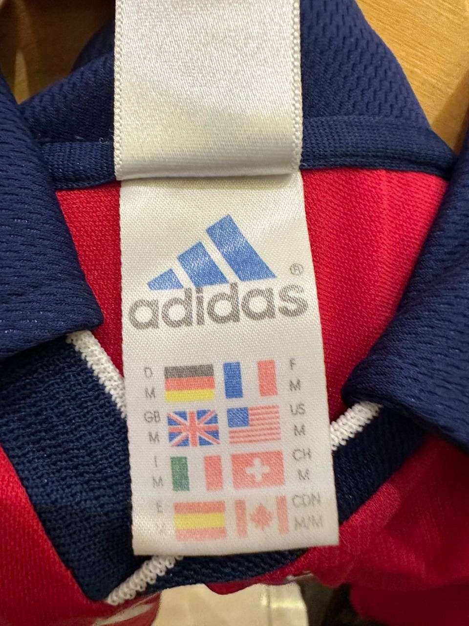 Adidas BAYERN MUNICH 1999 2000 2001 SIGNED FOOTBALL ADIDAS JERSEY Size US M / EU 48-50 / 2 - 2 Thumbnail