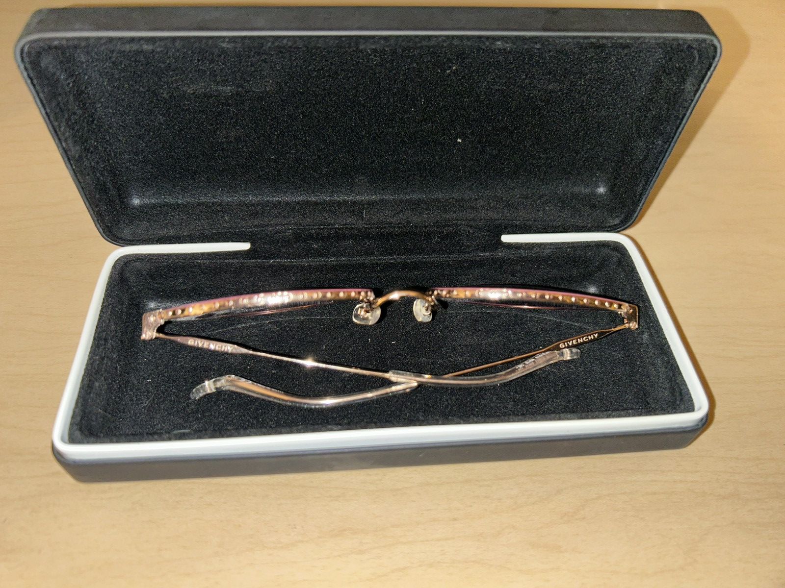 Givenchy Stylish Givenchy sunglasses with pink frames. Size ONE SIZE - 3 Thumbnail