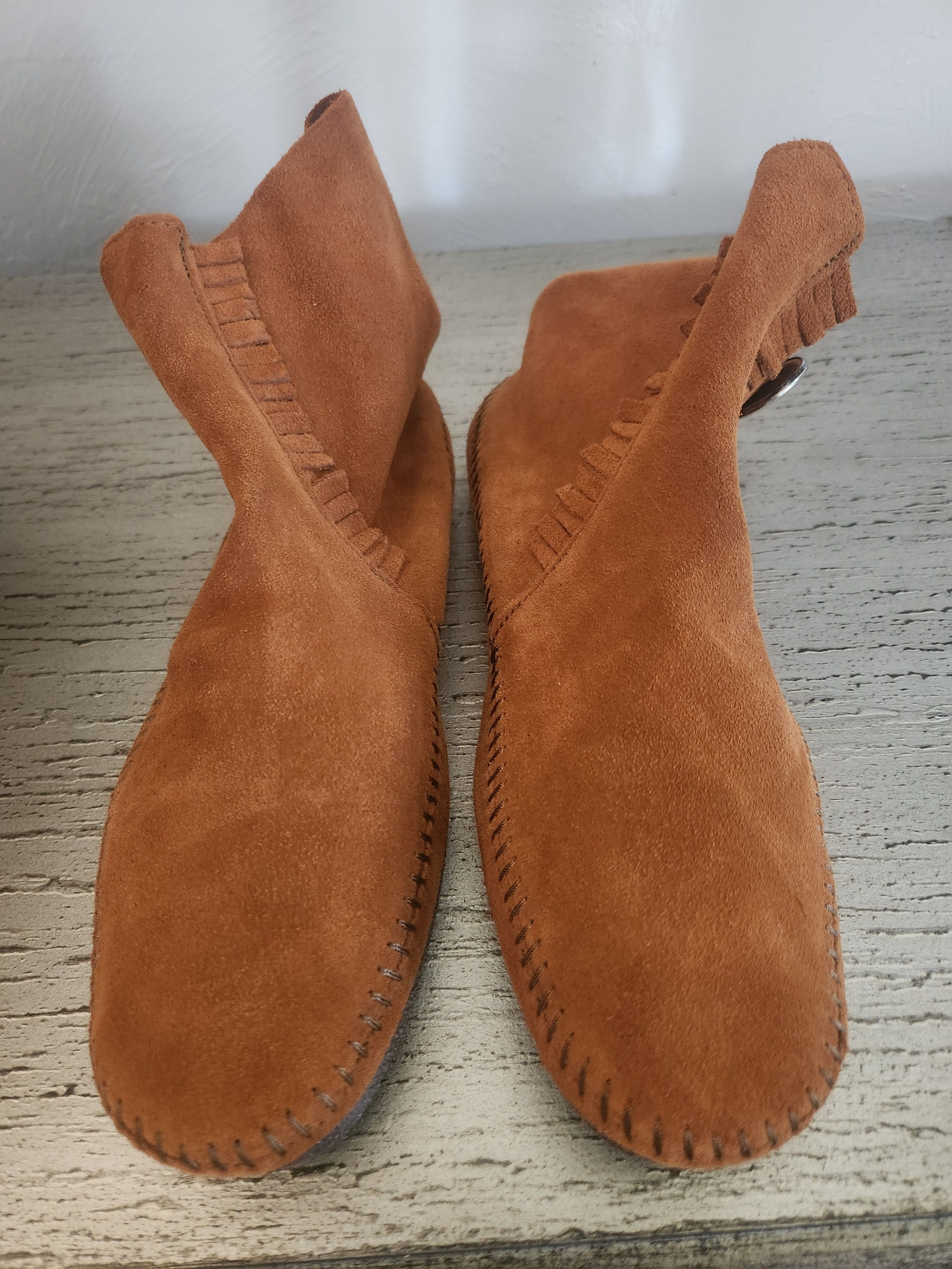 Minnetonka Two Button Soft Sole Bootie Slipper Size US 9 / IT 39 - 1 Thumbnail