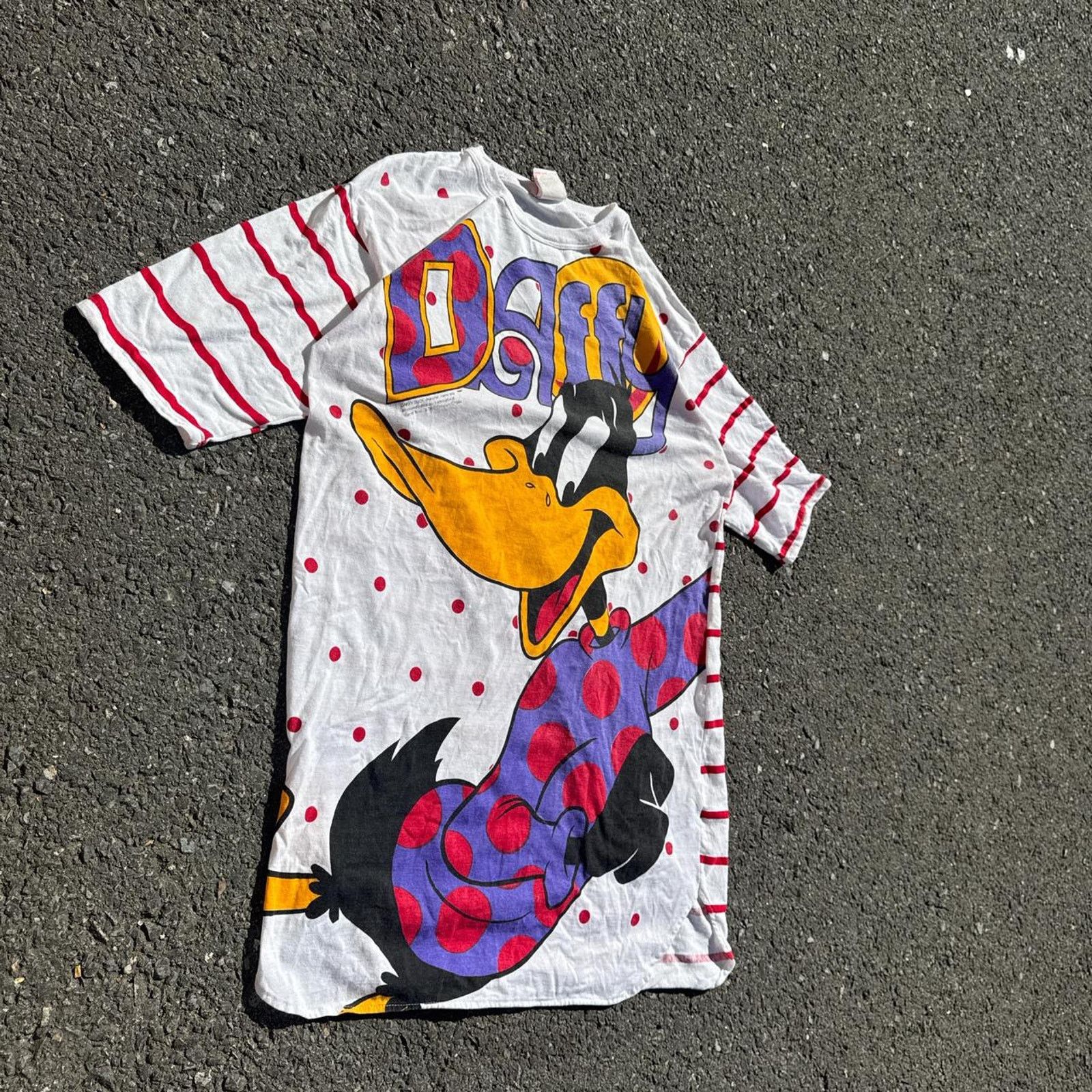 Warner Bros Vintage 1994 Looney Tunes AOP Tee – Daffy Duck shirt- Large Size US L / EU 52-54 / 3 - 2 Thumbnail