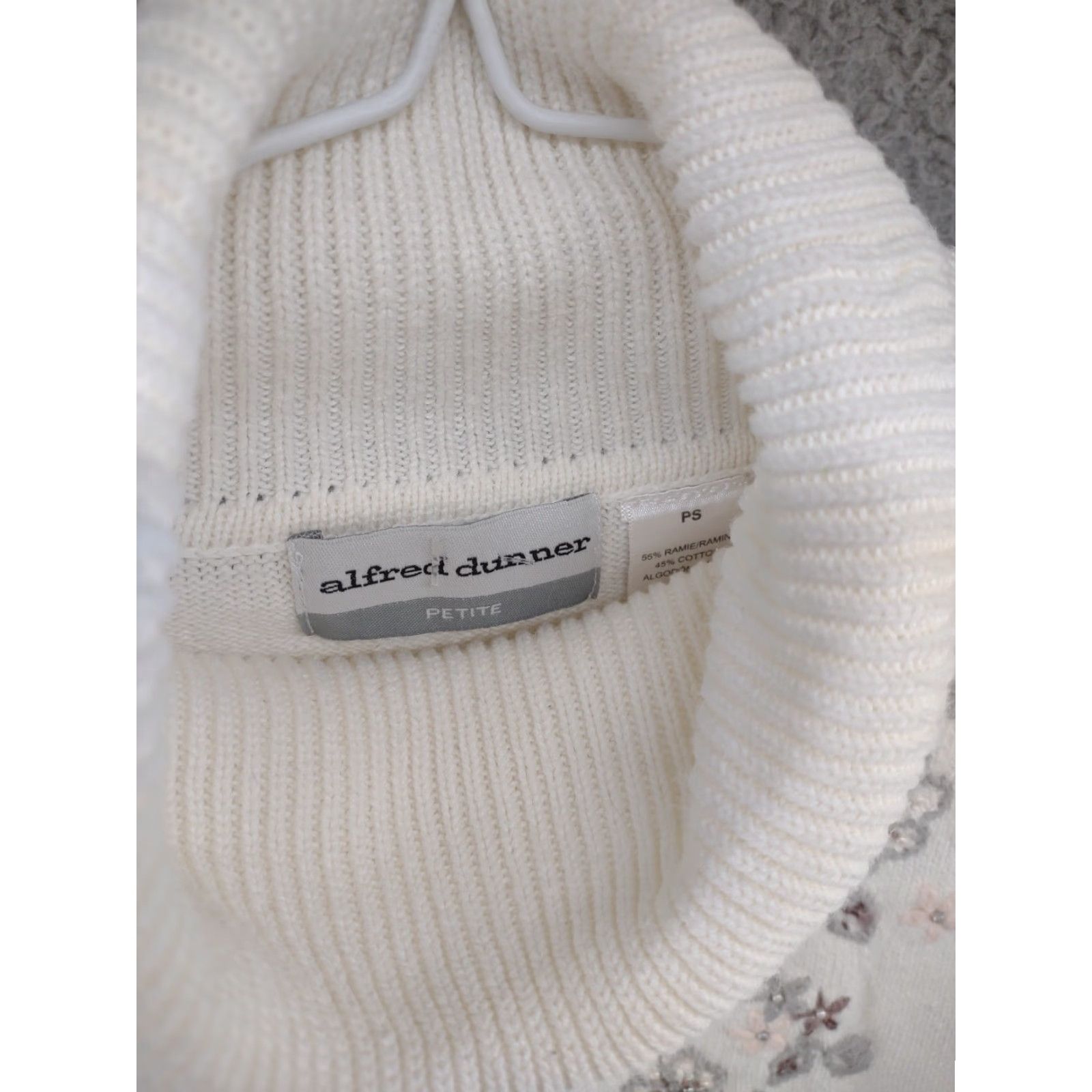 Vintage VINTAGE Alfred Dunner Petite Floral Women's Knit Sweater PS Ivory 90s Flower Embroidered Crew Neck All Seasons Pullover Knit Women Mens? Wait Size S / US 4 / IT 40 - 4 Thumbnail